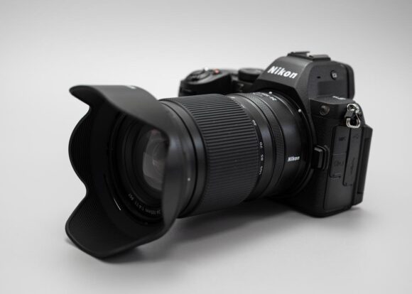 NIKKOR Z 24-105mm f/4-7.1 にHB-93Bを装着したところ