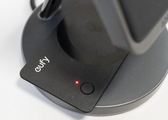 ワイヤレス充電中の「Eufy SmartTrack Card E40」