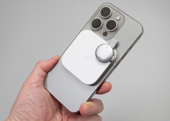Soundcore Work をiPhone 15 Proの背面に取り付けたところ。サイズ感は良好です。
