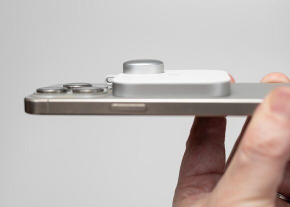 Soundcore Work をiPhone 15 Proの背面に取り付けたところ。横から見るとかなり厚みがあり、この状態での日常使いは少し難しそうだ。