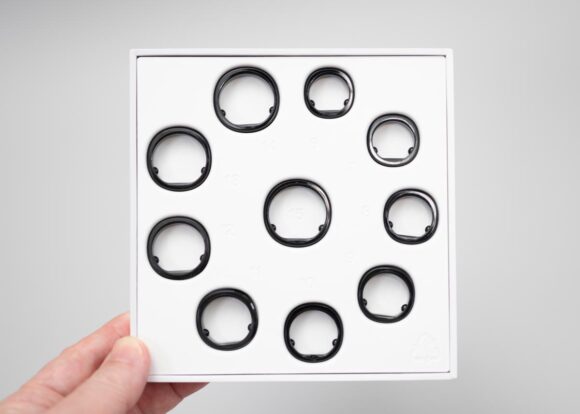 サイジングキットの中10個のリングのサイズサンプルが入っている。