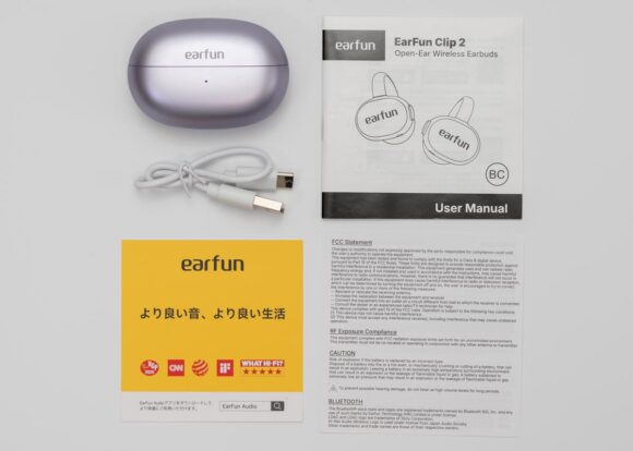 EarFun Clip 2 のセット内容。本体・充電ケースの他にUSBケーブルや説明書も付属する