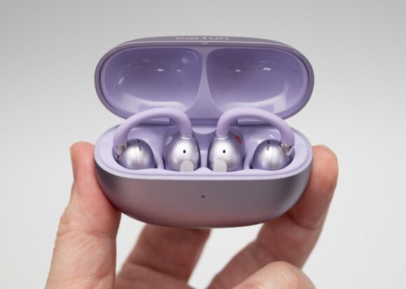 EarFun Clip 2 の充電ケースのフタを開けたところ