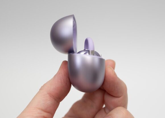 EarFun Clip 2 の充電ケースを開いたところ。