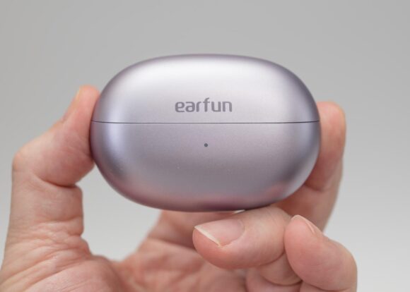 EarFun Clip 2 の充電ケース表