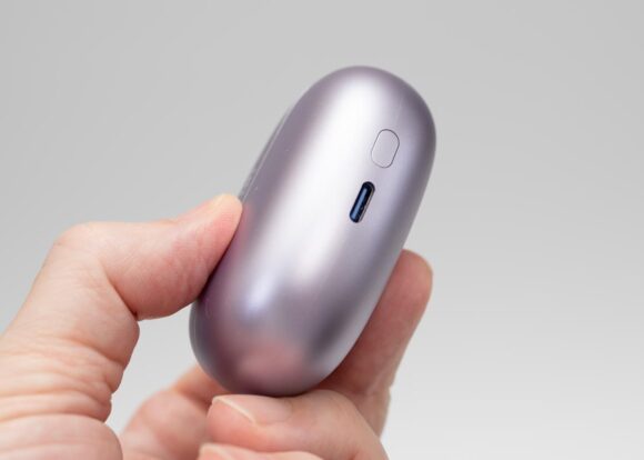 EarFun Clip 2 の充電ポートの位置。隣に物理ボタンもある