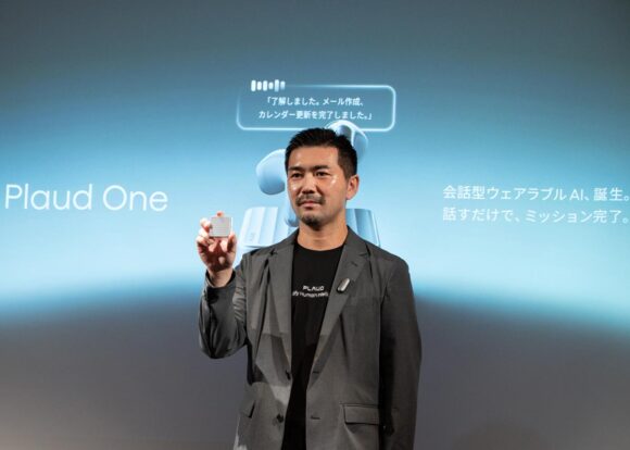 Plaud One を披露する PLAUD株式会社 Head of Sales 鈴木直幸氏